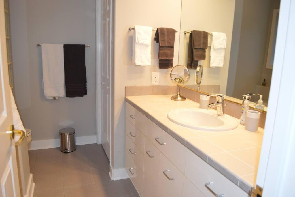 1-Bedroom Seaview Guesthouse On Seattle Luxury Estate With Views Of Olympic Mountains Exterior photo