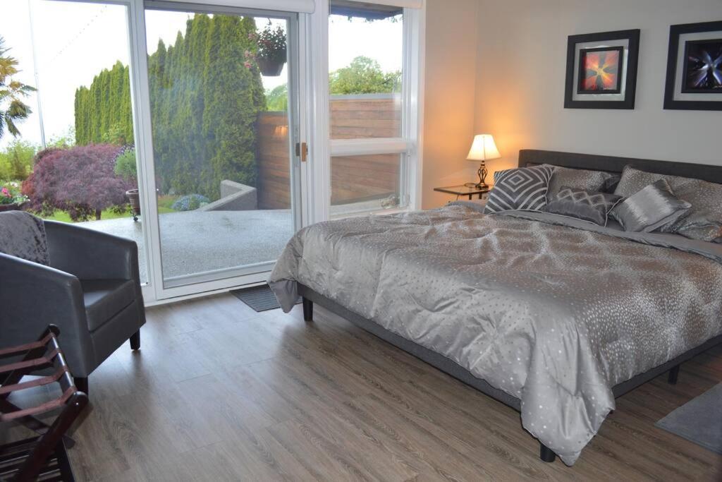 1-Bedroom Seaview Guesthouse On Seattle Luxury Estate With Views Of Olympic Mountains Exterior photo