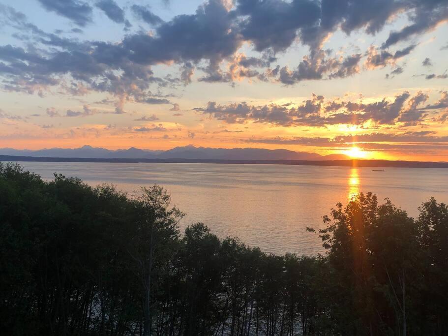 1-Bedroom Seaview Guesthouse On Seattle Luxury Estate With Views Of Olympic Mountains Exterior photo